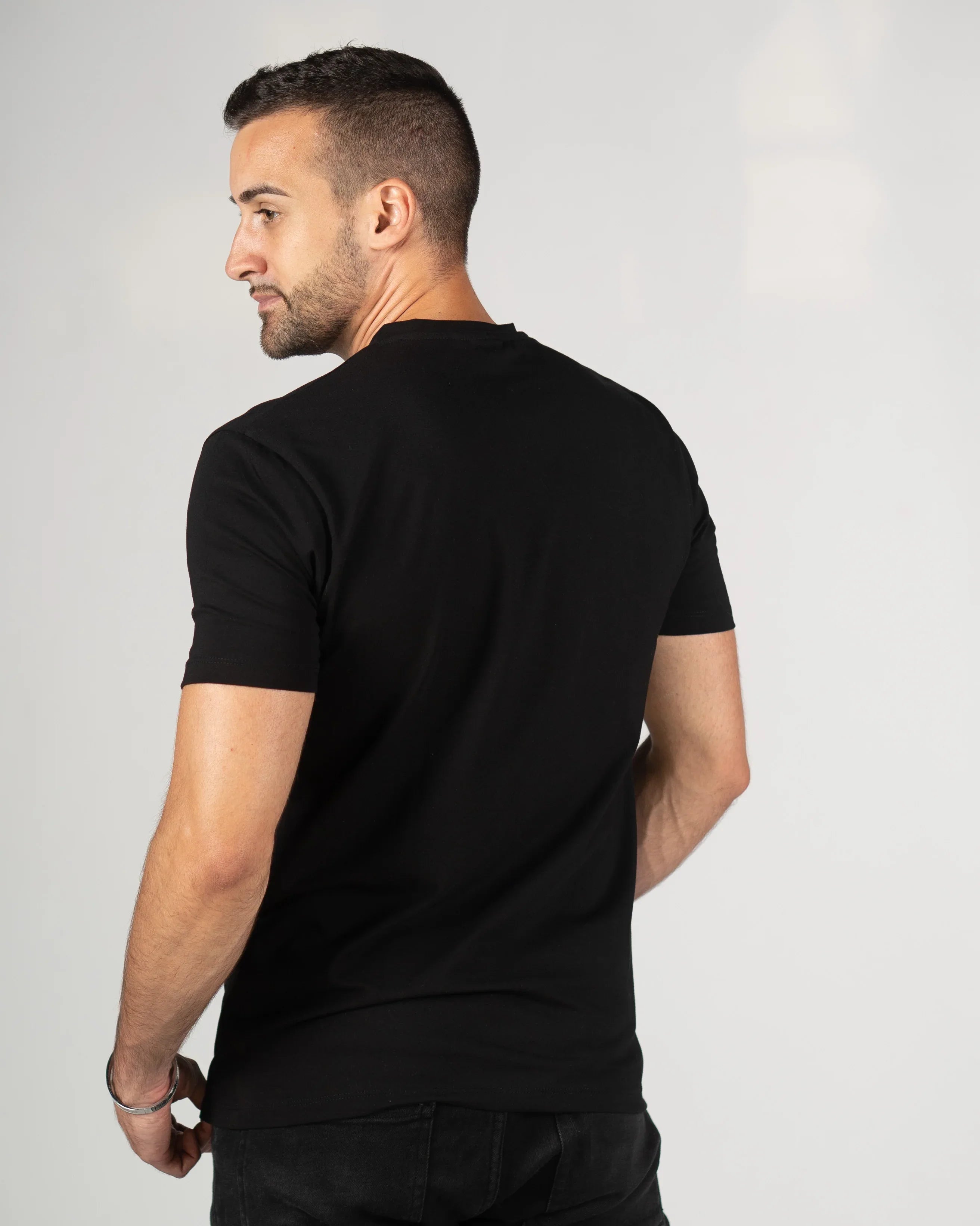 𝗧𝗵𝗲 𝗼𝗻𝗹𝘆 𝗼𝗻𝗲 | V IZREZ - Basic majica - Black