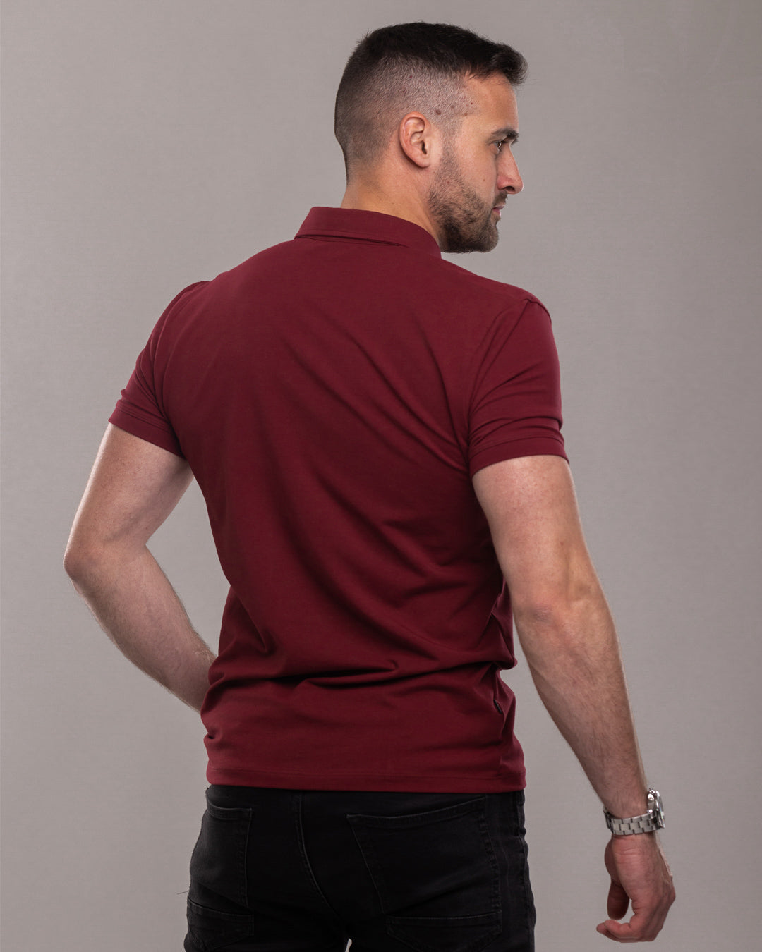 ๐ง๐ต๐ฒ ๐๐ฒ๐ฎ๐น ๐ ๐ฎ๐ธ๐ฒ๐ฟ | Polo majica - Ruby Wine